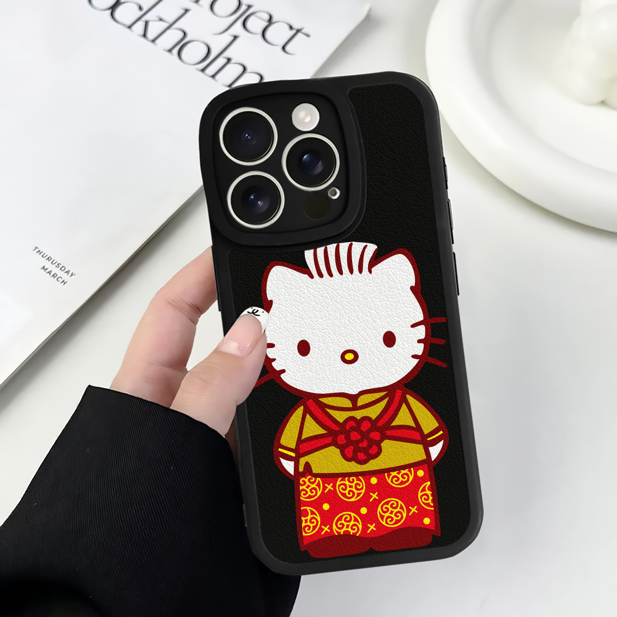 （画像用） Hello Kitty ハローキティ 【iPhone 16シリーズ対応】シリコンスマホケース（レザー調） 材質：シリコン